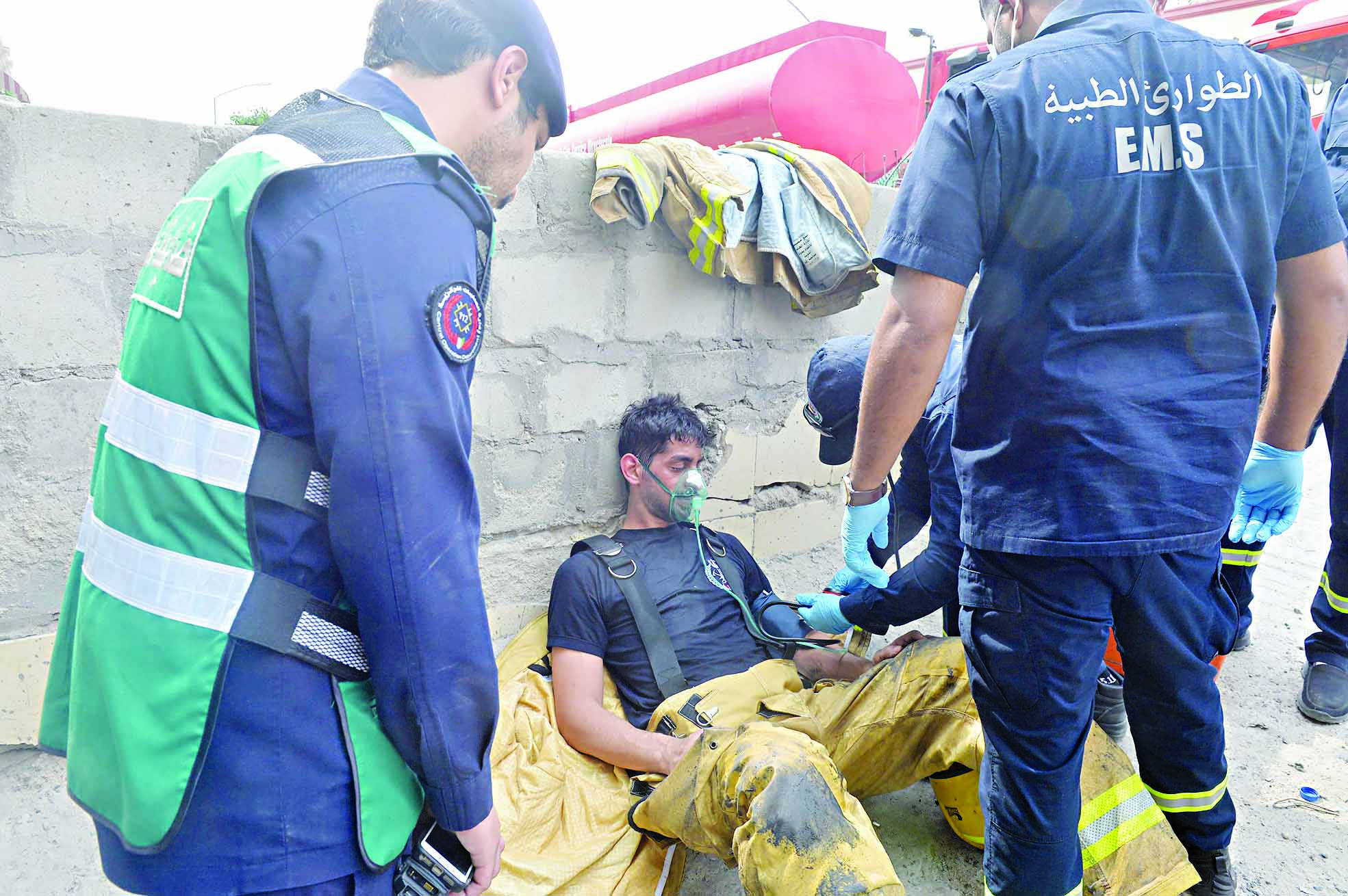 معالجة إطفائي أجهده الحريق    