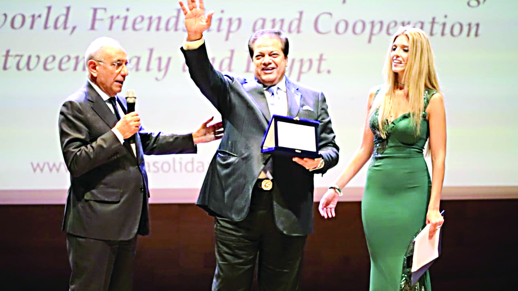 u0623u0628u0648 u0627u0644u0639u064au0646u064au0646 u062eu0644u0627u0644 u062au0633u0644u0651u0645u0647 u0627u0644u062cu0627u0626u0632u0629 