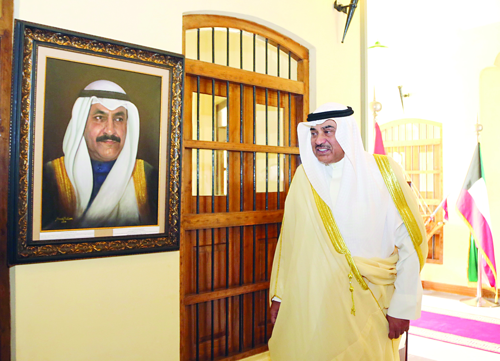 صباح الخالد أمام صورة الراحل في باحة المعهد