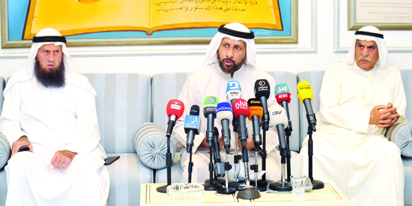 العميري يتوسط السعدون والسلطان	 (تصوير سعد هنداوي)