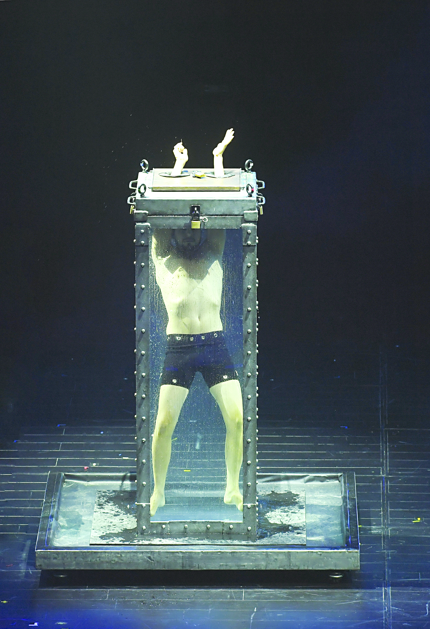 «فنان الهروب» داخل «صندوق هوديني المائي»