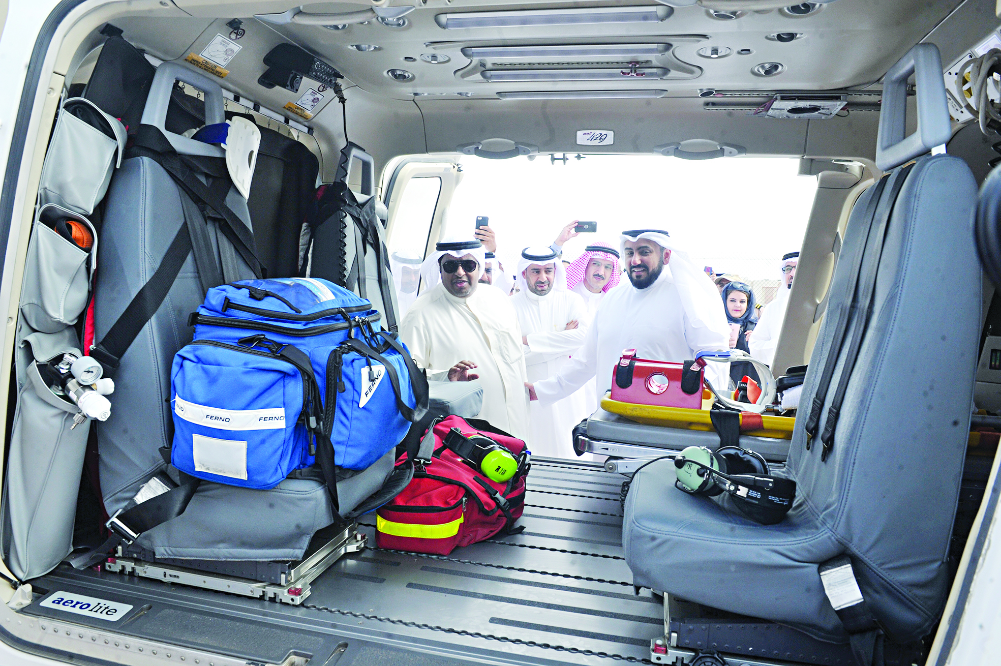 الوزير يطلع على تجهيزات طائرة الإسعاف