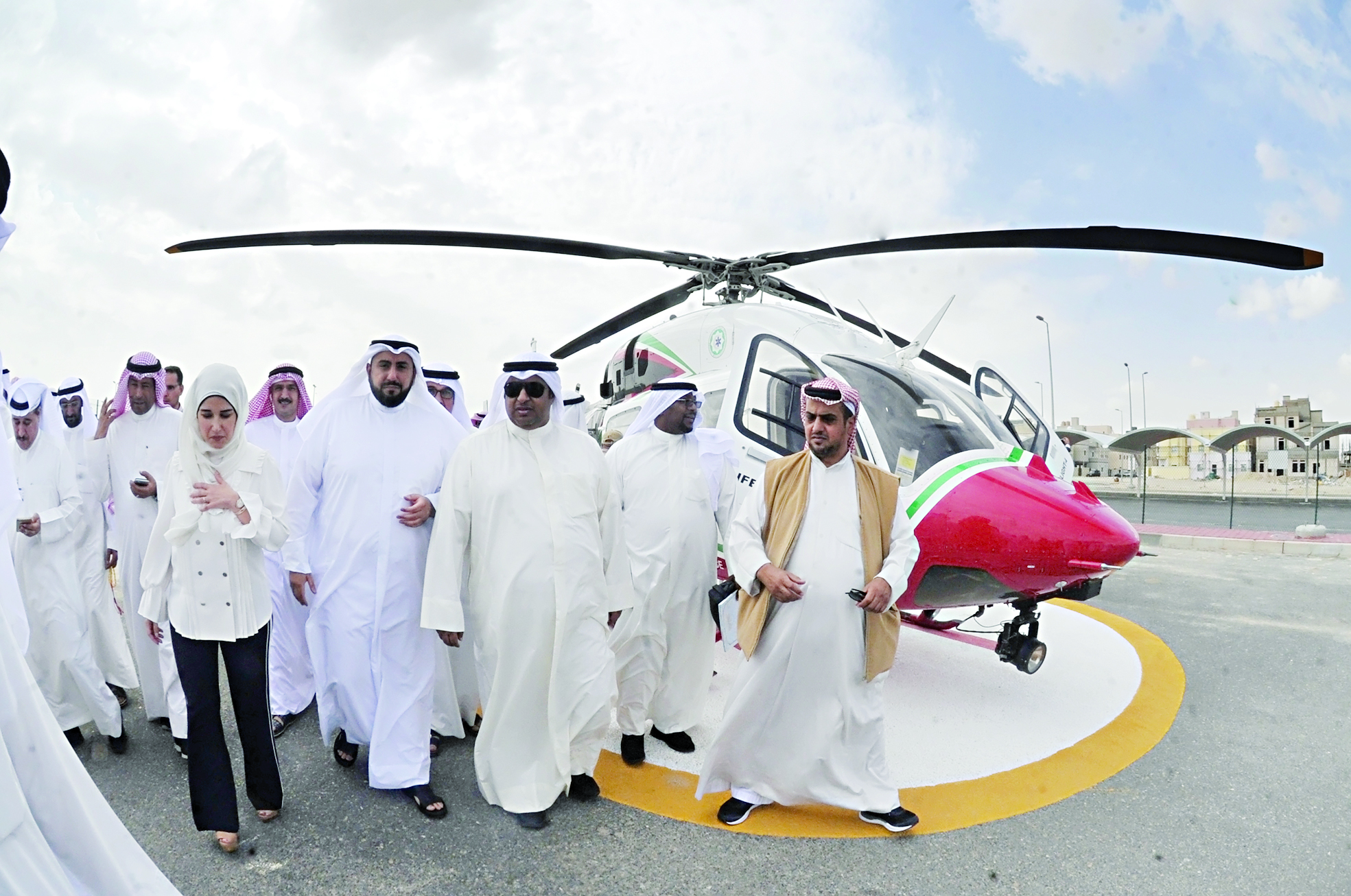 الوزيران لدى تفقد مروحية الإسعاف