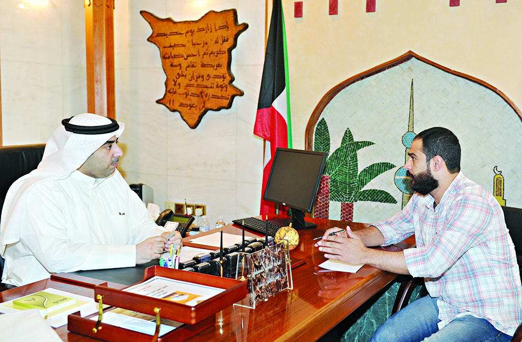 أسامة العتيبي متحدثاً للزميل محمد أنور 