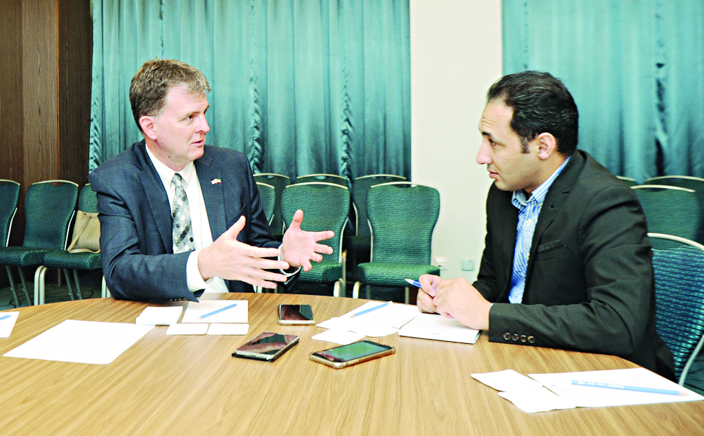 مايبوري يتحدث للزميل أحمد زكريا	 (تصوير بسام زيدان)