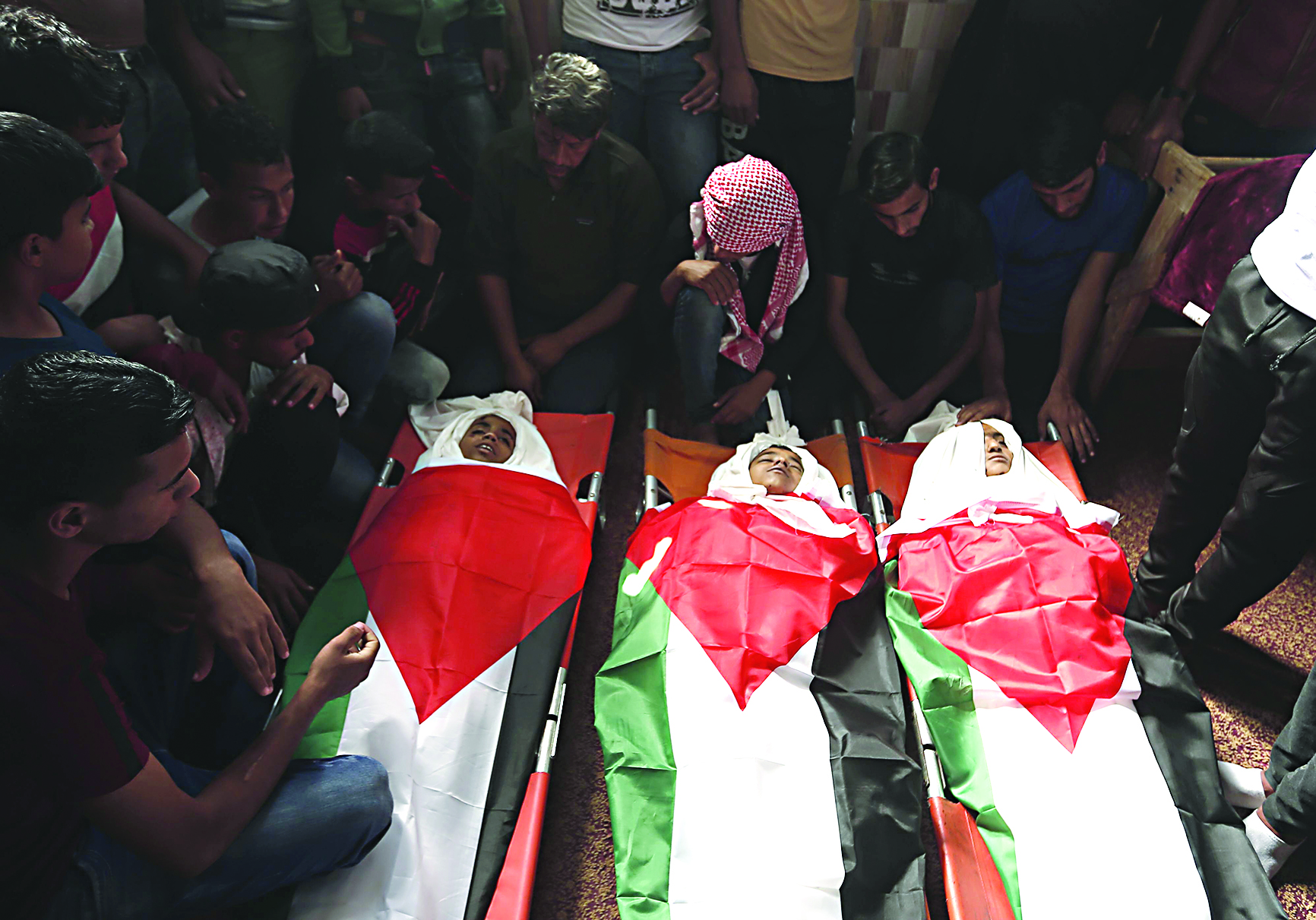 u0641u0644u0633u0637u064au0646u064au0648u0646 u064au0642u0641u0648u0646 u0628u062cu0648u0627u0631 u062cu062bu062b u0627u0644u0623u0637u0641u0627u0644 u0627u0644u062bu0644u0627u062bu0629 u0642u0628u0644 u062au0634u064au064au0639u0647u0645 u0648u0633u0637 u063au0632u0629 u0623u0645u0633 t  (u0631u0648u064au062au0631u0632)