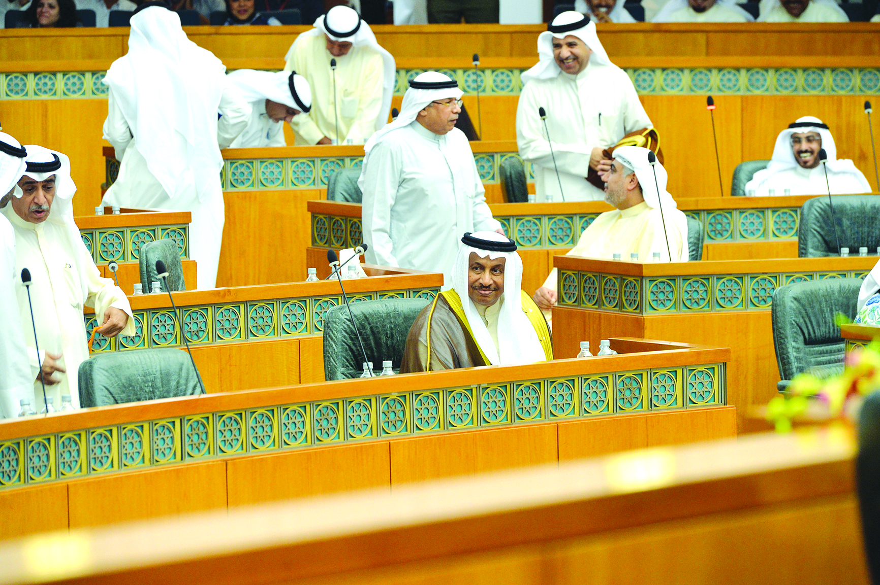 المبارك يتابع مجريات الجلسة 	(تصوير أسعد عبدالله)