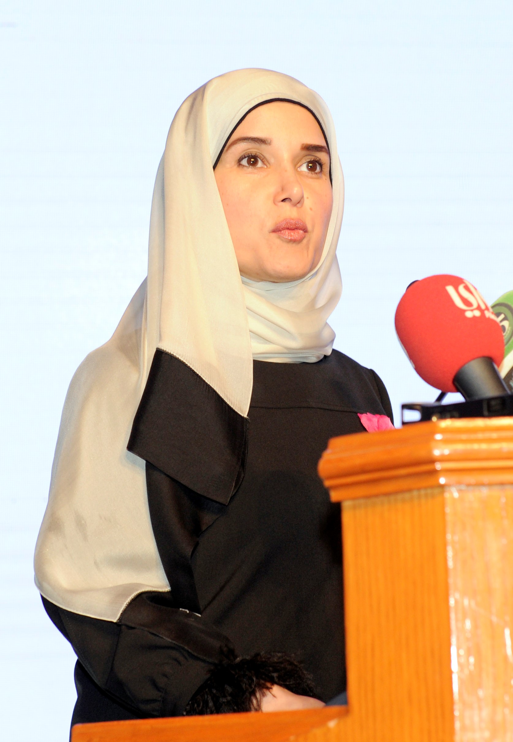 ... ومتحدثة في الحفل