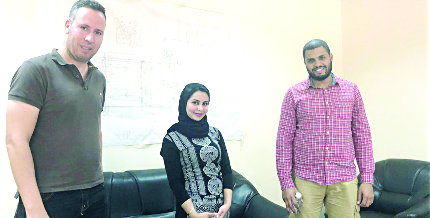 المهندسة خلود الغنيم تتوسط المهندسين هاني عبدالرحمن ومصطفى حسين