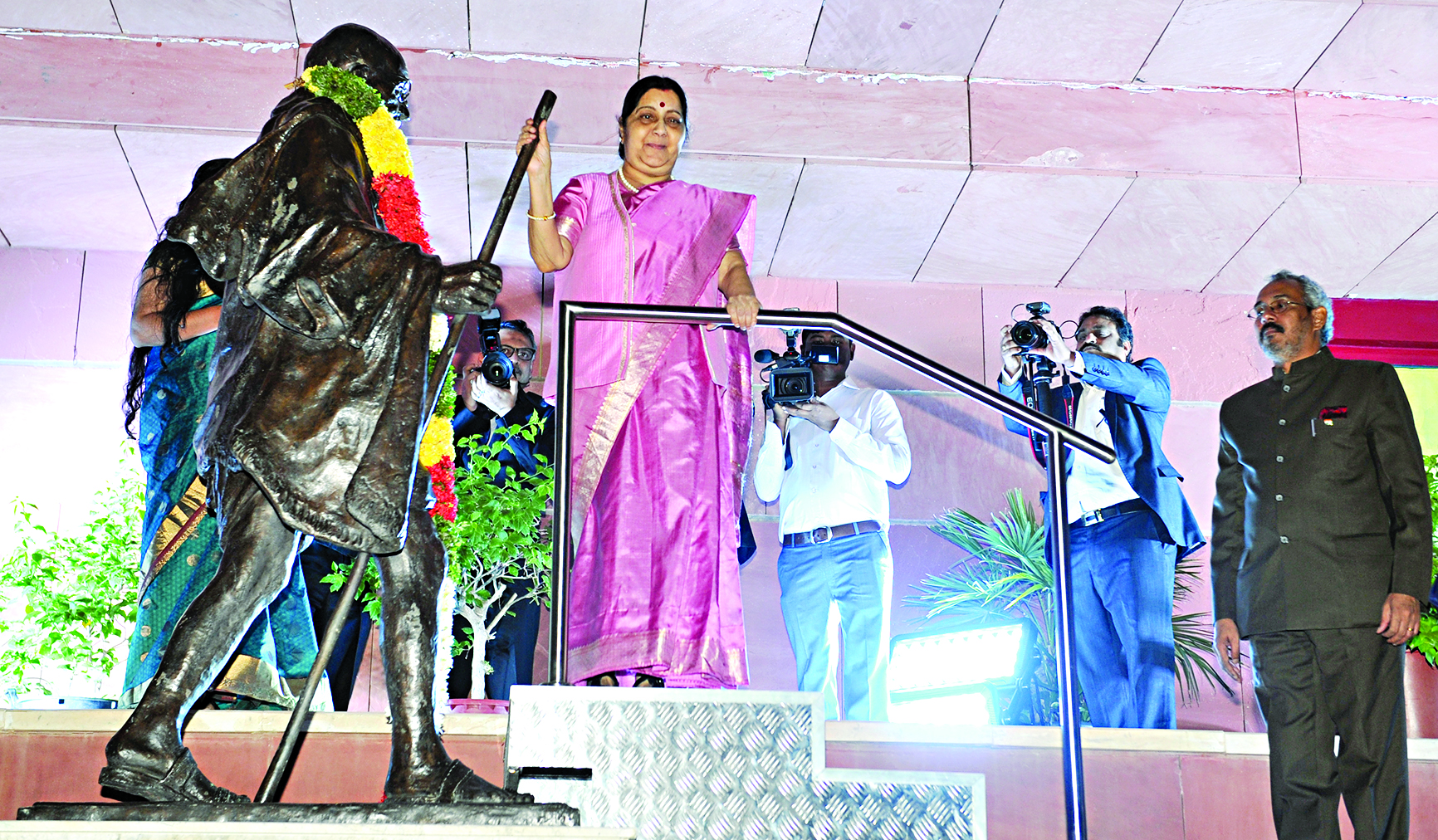 u0633u0648u0631u0627u062c u0639u0642u0628 u0648u0636u0639 u0625u0643u0644u064au0644 u0645u0646 u0627u0644u0648u0631u0648u062f u0639u0644u0649 u062au0645u062bu0627u0644 u063au0627u0646u062fu064a t  (u062au0635u0648u064au0631 u0633u0639u062f u0647u0646u062fu0627u0648u064a)