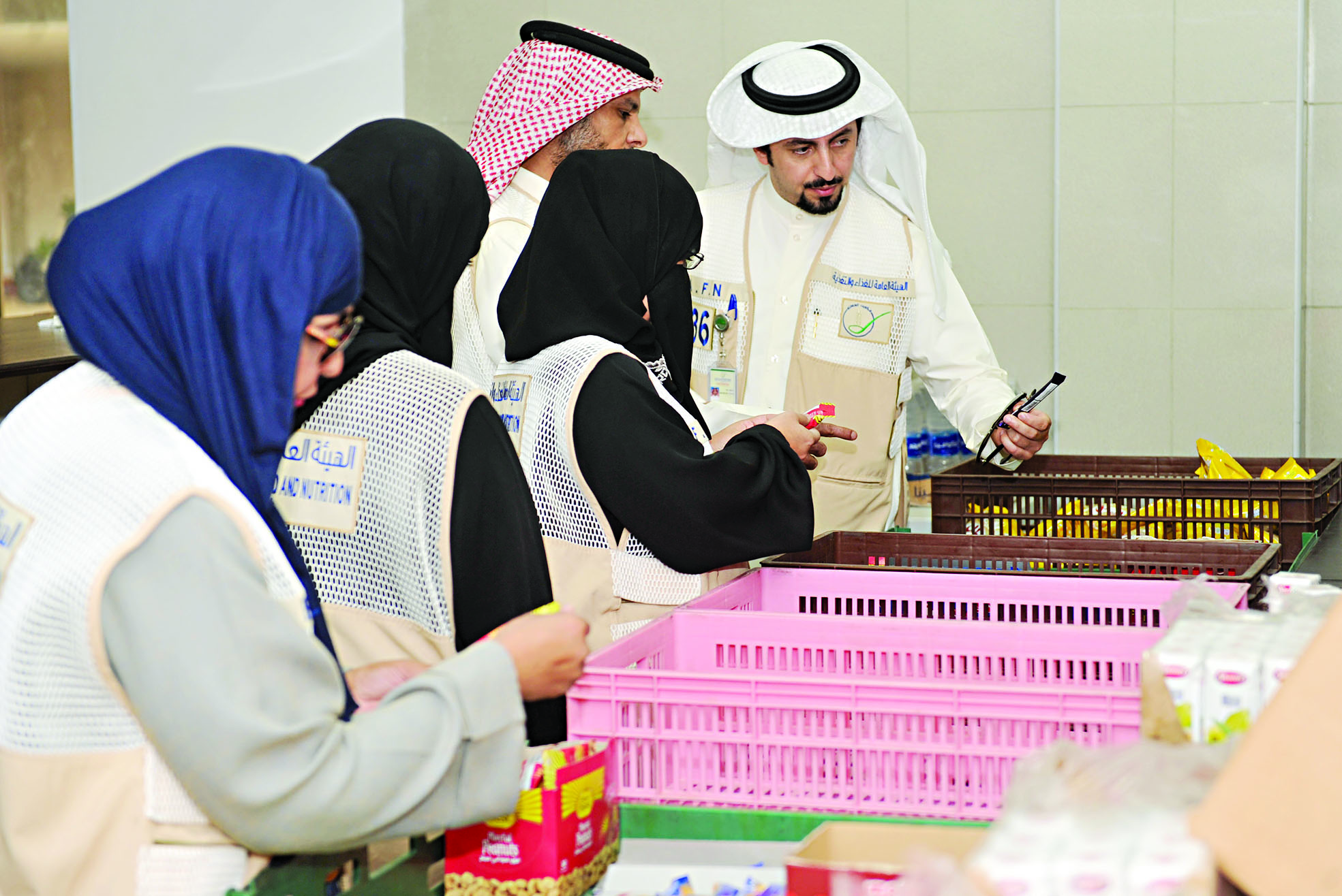 u0641u0631u064au0642 u0627u0644u0647u064au0626u0629 u064au062fu0642u0642 u0639u0644u0649 u0627u0644u0623u063au0630u064au0629 u0641u064a u0627u0644u0645u0642u0635u0641                            t                (u062au0635u0648u064au0631 u0633u0639u062f u0647u0646u062fu0627u0648u064a)