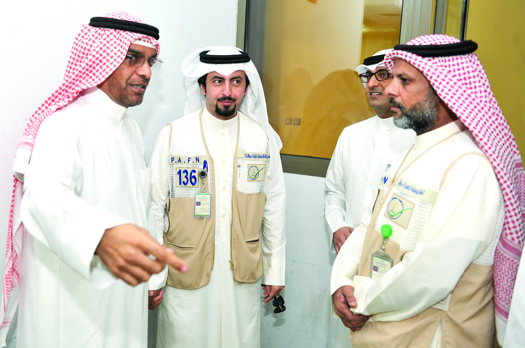 مدير ثانوية عيسى الهولي في نقاش مع المفتشين