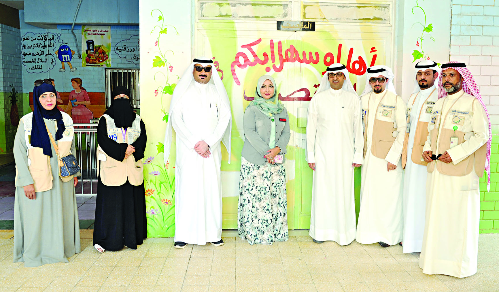 فريق هيئة الغذاء أمام مقصف مدرسة نورة السيف