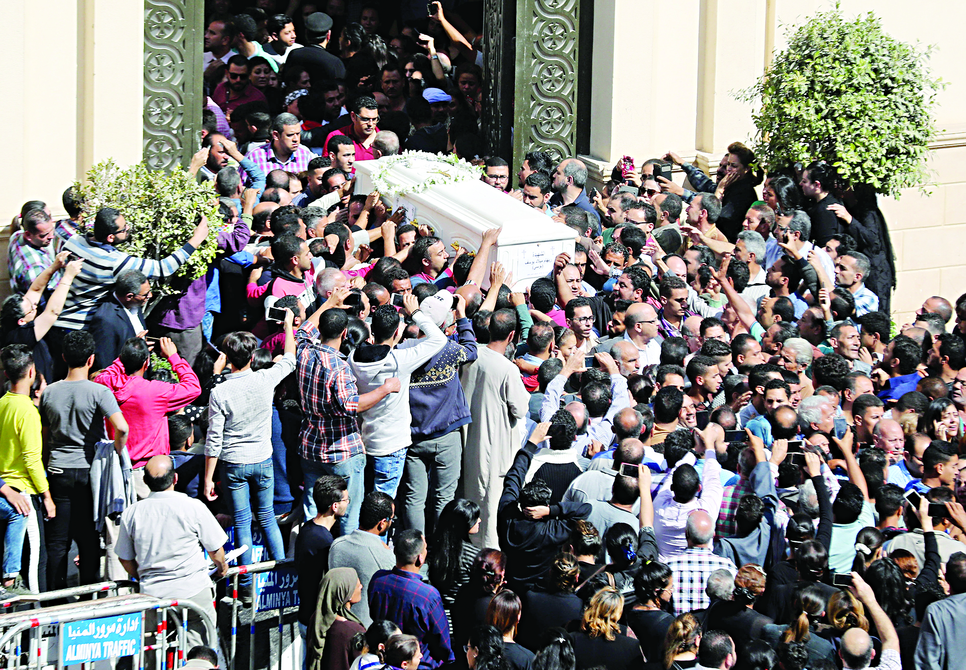 أقباط المنيا يشيّعون الضحايا أمس	 (رويترز)