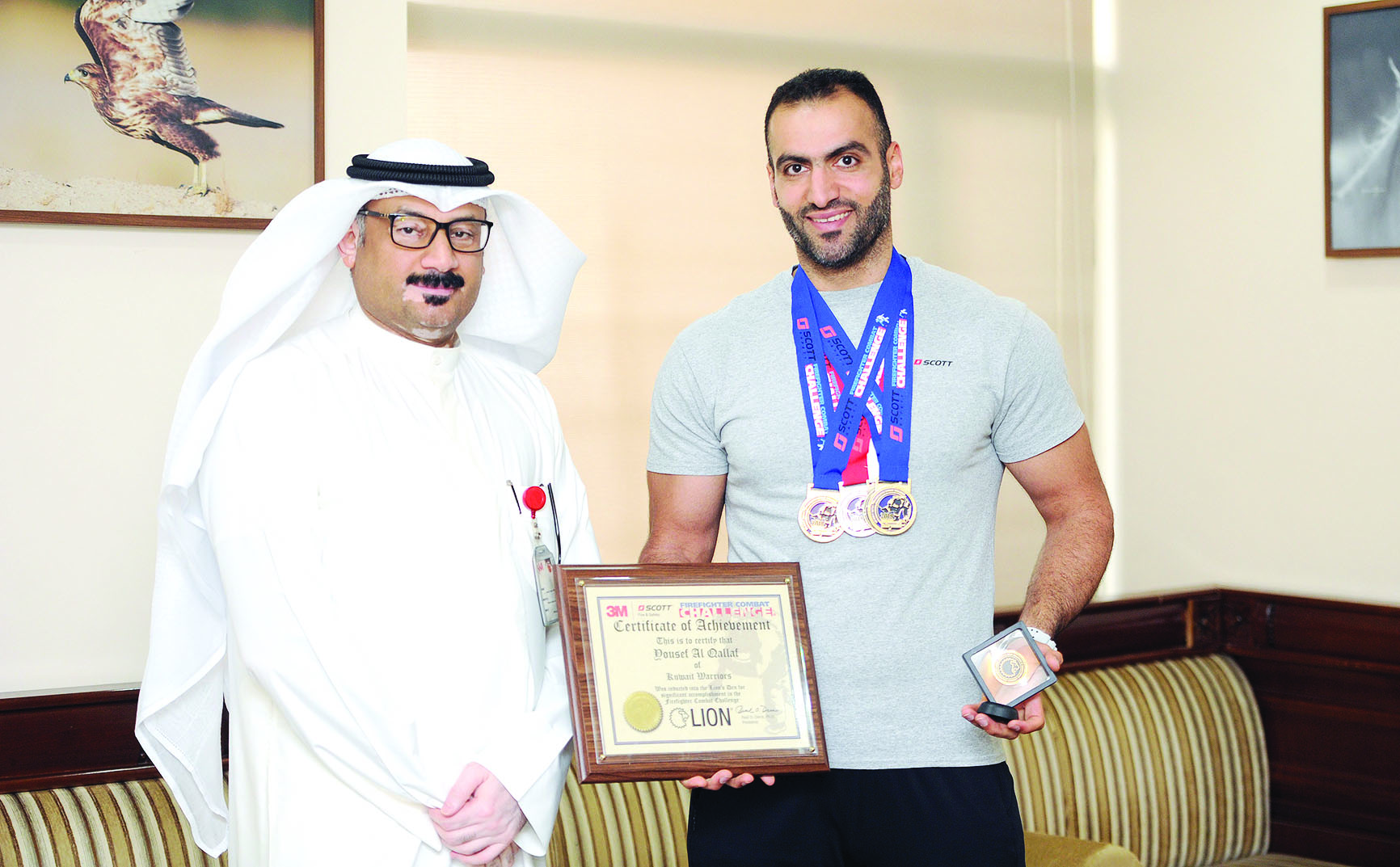 القلاف يعرض امام الزميل ناصر الفرحان شهادة المشاركة