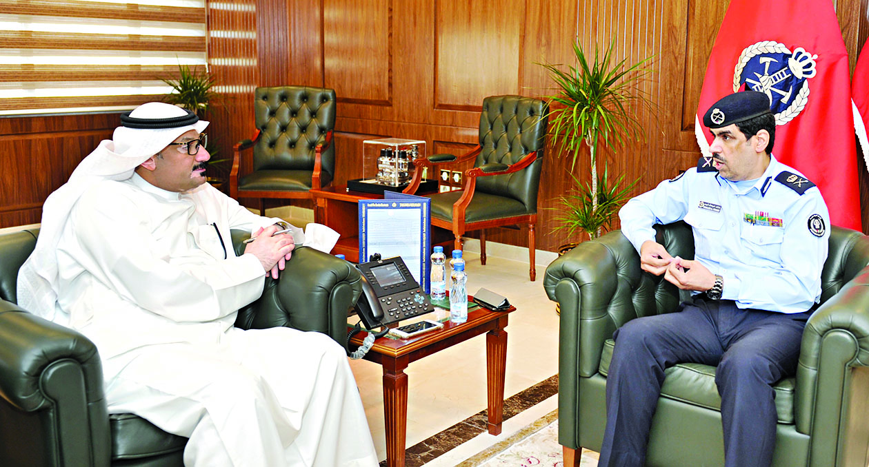 اللواء فهد متحدثاً للزميل ناصر الفرحان	 (تصوير سعد هنداوي)