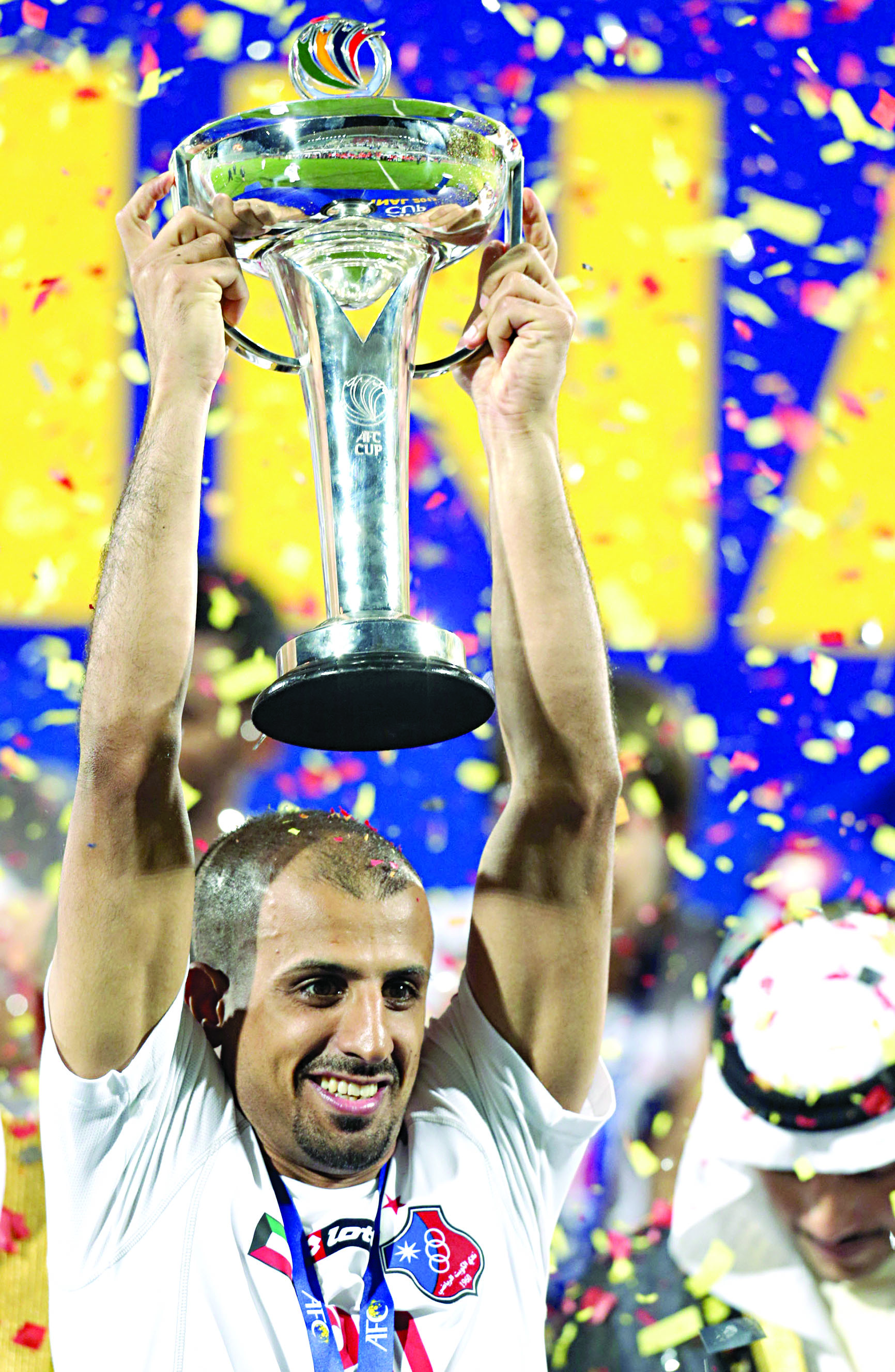 u062du0633u064au0646 u062du0627u0643u0645 u064au0631u0641u0639 u0643u0623u0633 u0627u0644u0627u062au062du0627u062f u0627u0644u0622u0633u064au0648u064a u0641u064a 2013 t(u0627u0644u0623u0632u0631u0642 u062fu0648u062a u0643u0648u0645)