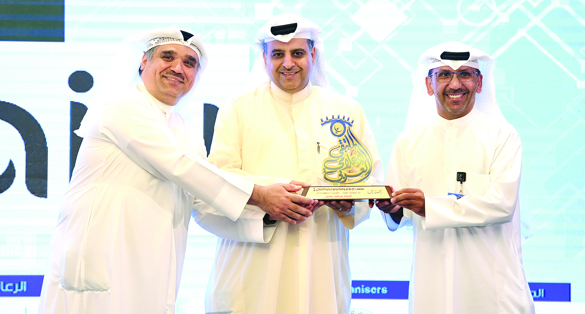 ماضي الخميس يكرم ممثل الشركة