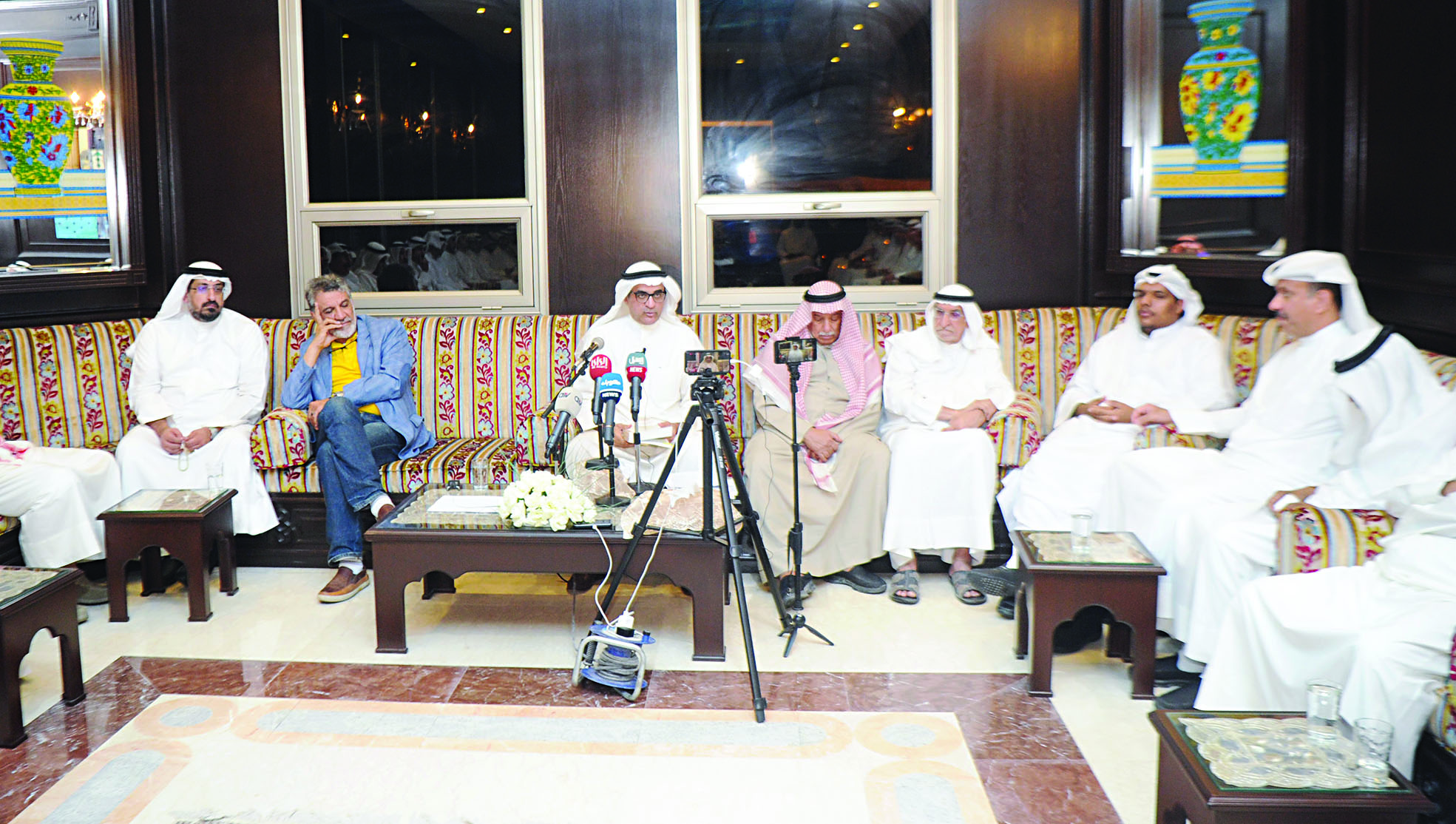 u0627u0644u0645u0644u064au0641u064a u0645u062au062du062fu062bu0627u064b u0641u064a u0627u0644u0646u062fu0648u0629t (u062au0635u0648u064au0631 u0628u0633u0627u0645 u0632u064au062fu0627u0646)