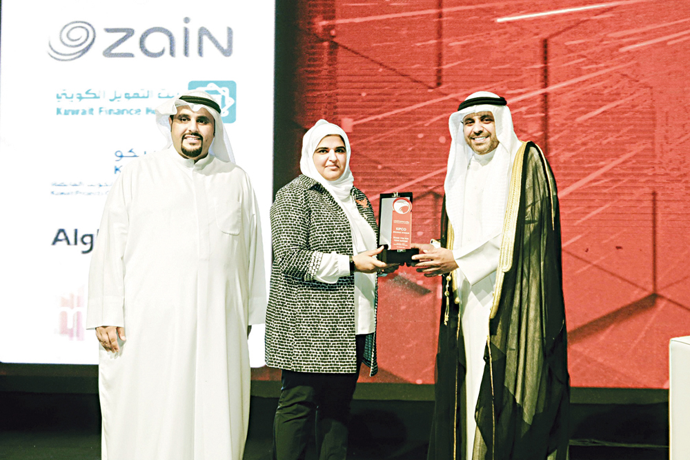 الجبري مكرّماً إيمان العوضي 