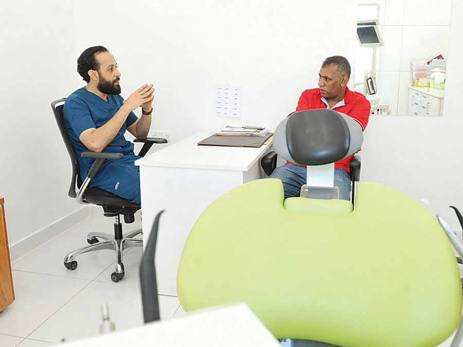 منصور مع الزميل عمر العلاس    	           (تصوير سعد هنداوي)