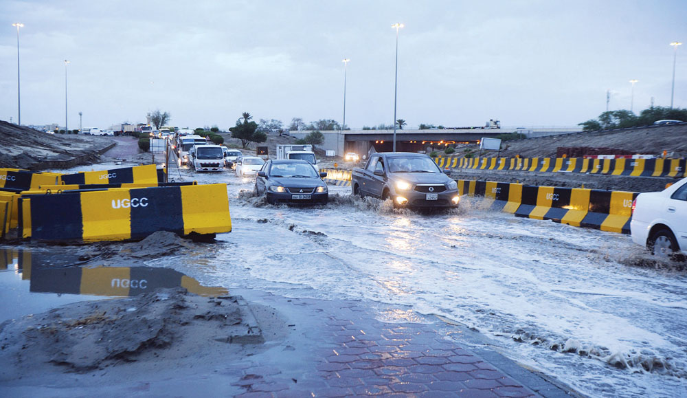 مياه الأمطار تعرقل حركة السير   	  (تصوير بسام زيدان)