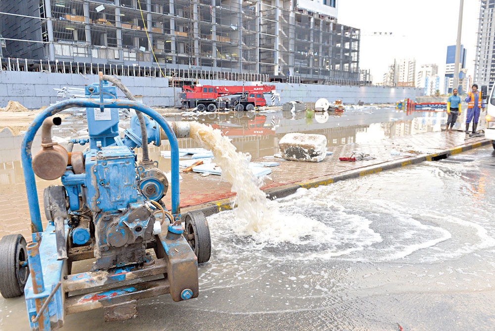 ضخ المياه لتسهيل عملية تصريفها في المناهيل 