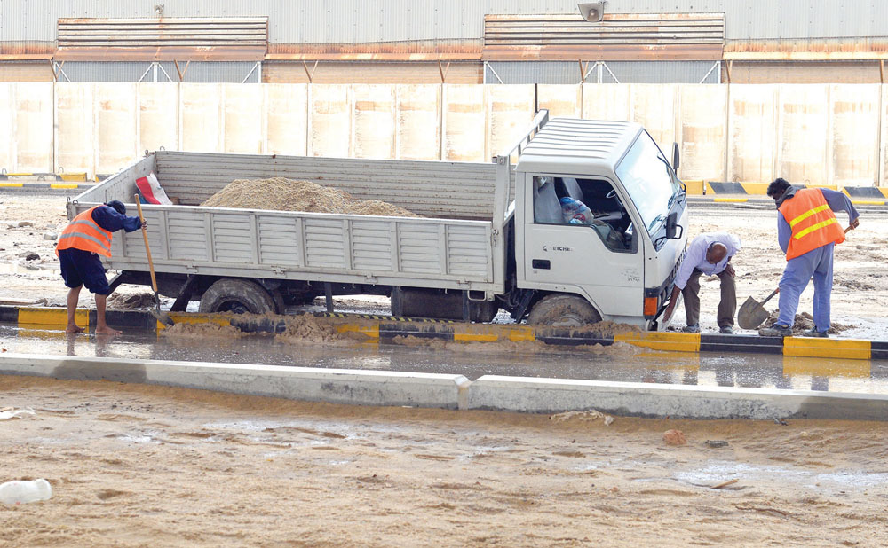 محاولات رفع سيارة خسف بها الشارع