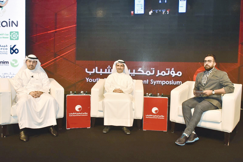 المرزوق متحدّثاً في إحدى الجلسات