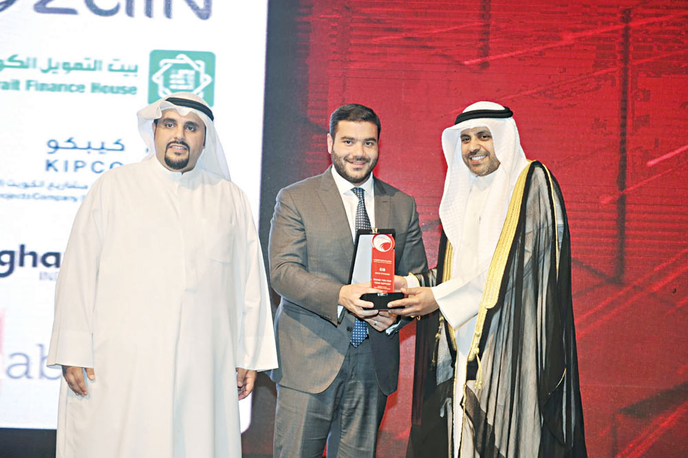 نواف ناجيا متسلماً الدرع التكريمية