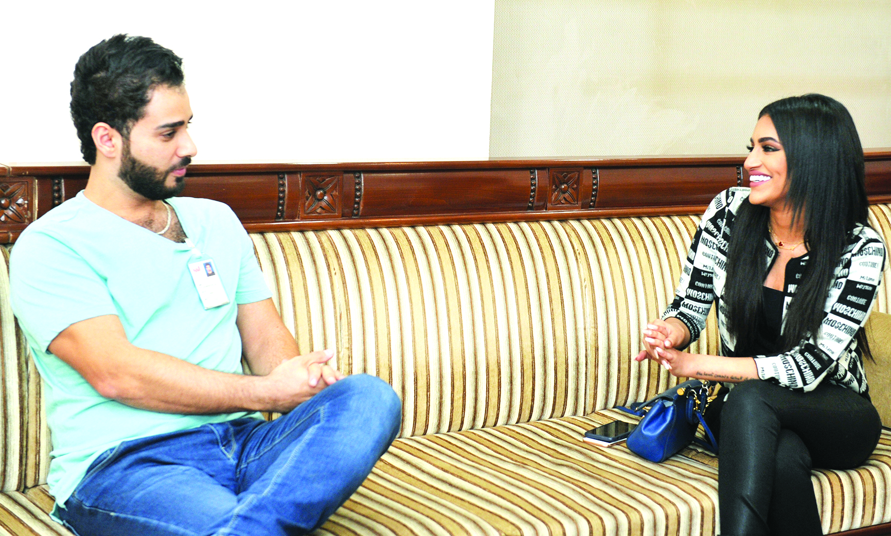 امتنان متحدثة للزميل علاء محمود	 (تصوير سعد هنداوي)