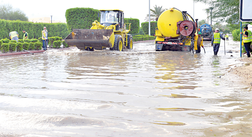 جرافة وصهريج لسحب الأمطار المتجمعة