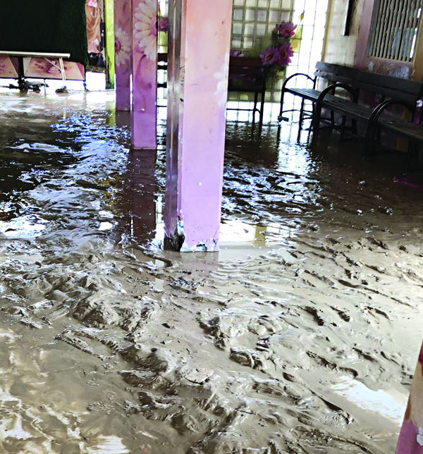 الوحول تحتل مدخل إحدى المدارس