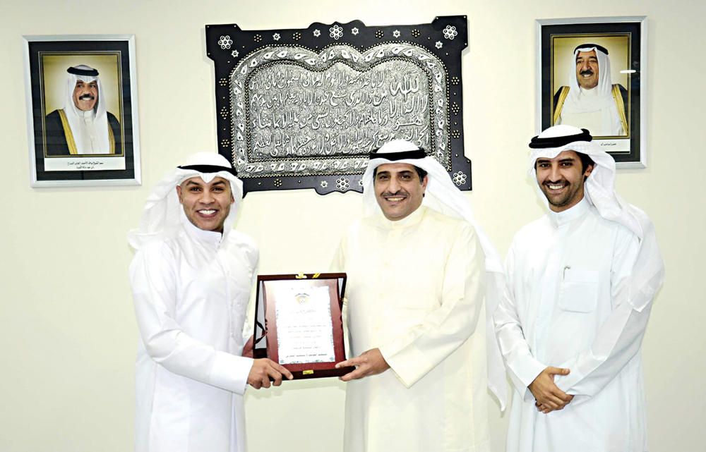 المعصب يتلقى درعاً تذكارية من نايف ويبدو الدغيم