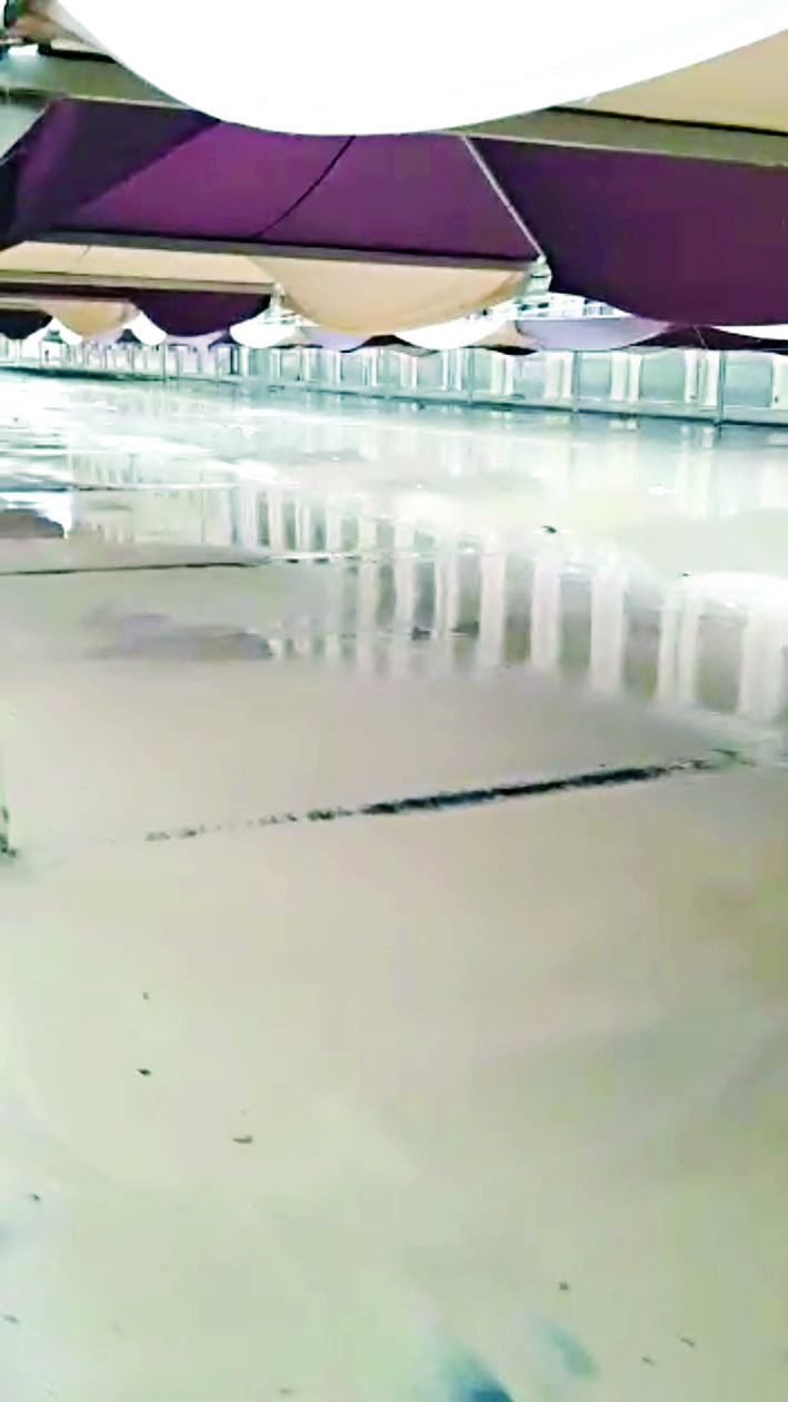 مدارس منطقة الاحمدي بين مستنقعات الوحول والماء