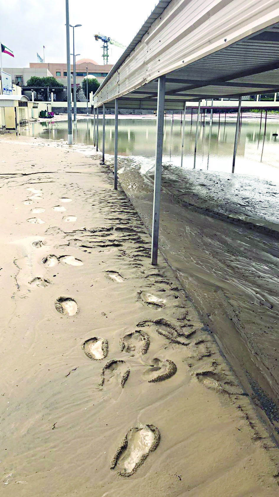 الوحول حالت دون الوصول إلى المدارس