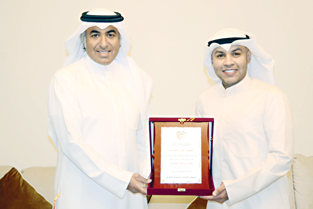 فواز الحساوي يتسلم درعاً تذكارية من نايف