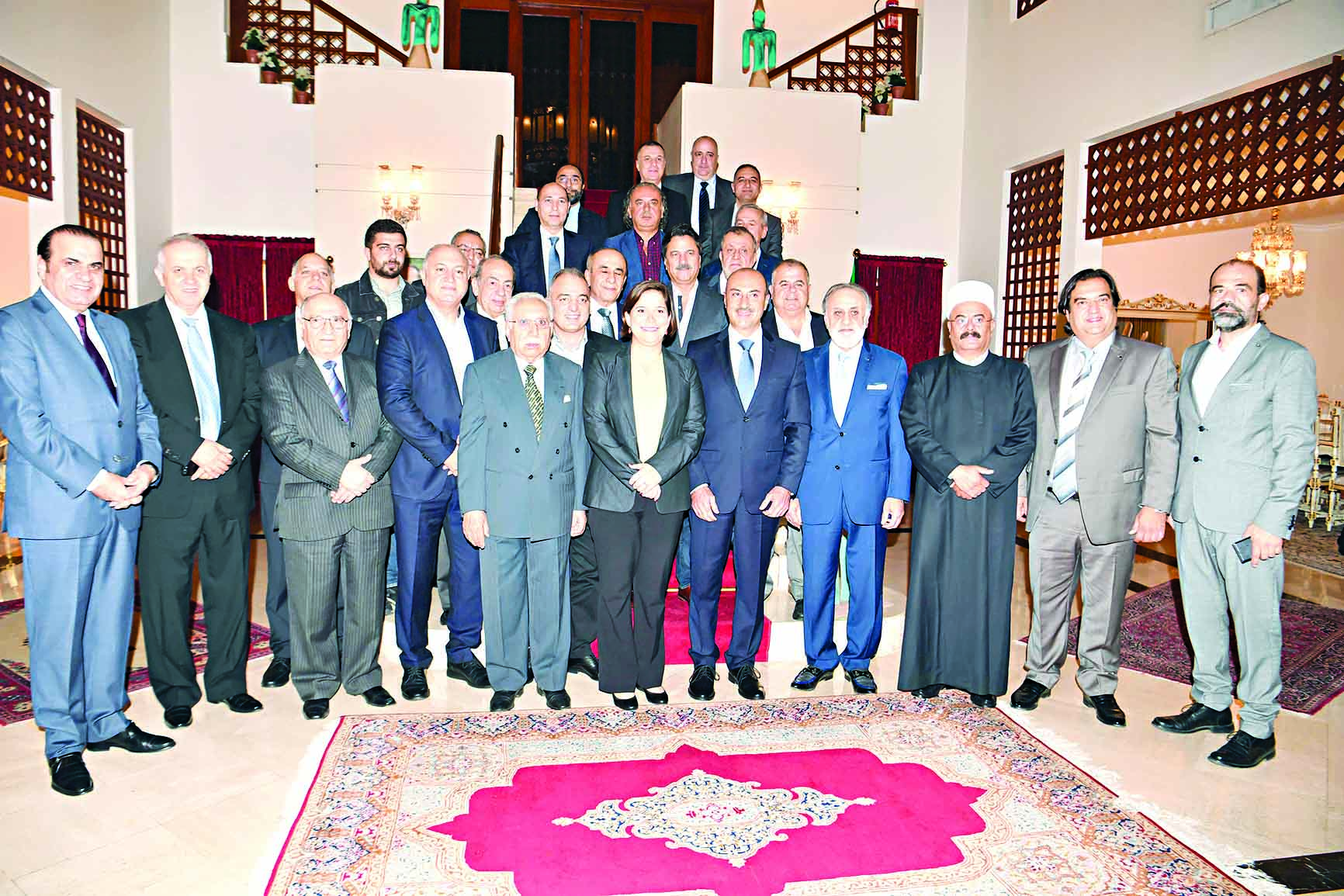 u0635u0644u064au0628u0627 u0648u0628u0648u0643u0631u0645 u064au062au0648u0633u0637u0627u0646 u0639u062fu062fu0627u064b u0645u0646 u0623u0628u0646u0627u0621 u0627u0644u062cu0627u0644u064au0629     t (u062au0635u0648u064au0631 u0623u0633u0639u062f u0639u0628u062fu0627u0644u0644u0647)