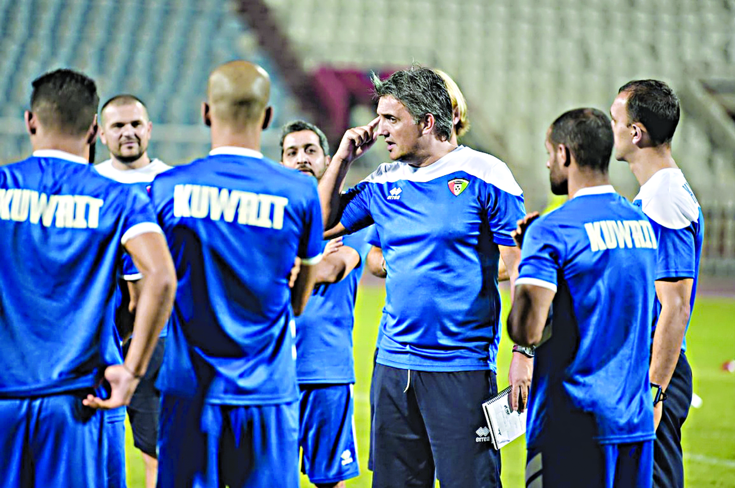 u0645u062fu0631u0628 u00abu0627u0644u0623u0632u0631u0642u00bb u0631u0648u0645u064au0648 u064au0648u0632u0627u0643 u0641u064a u062du062fu064au062b u0645u0639 u0627u0644u0644u0627u0639u0628u064au0646 u0628u062du0636u0648u0631 u0645u0633u0627u0639u062fu064au0647