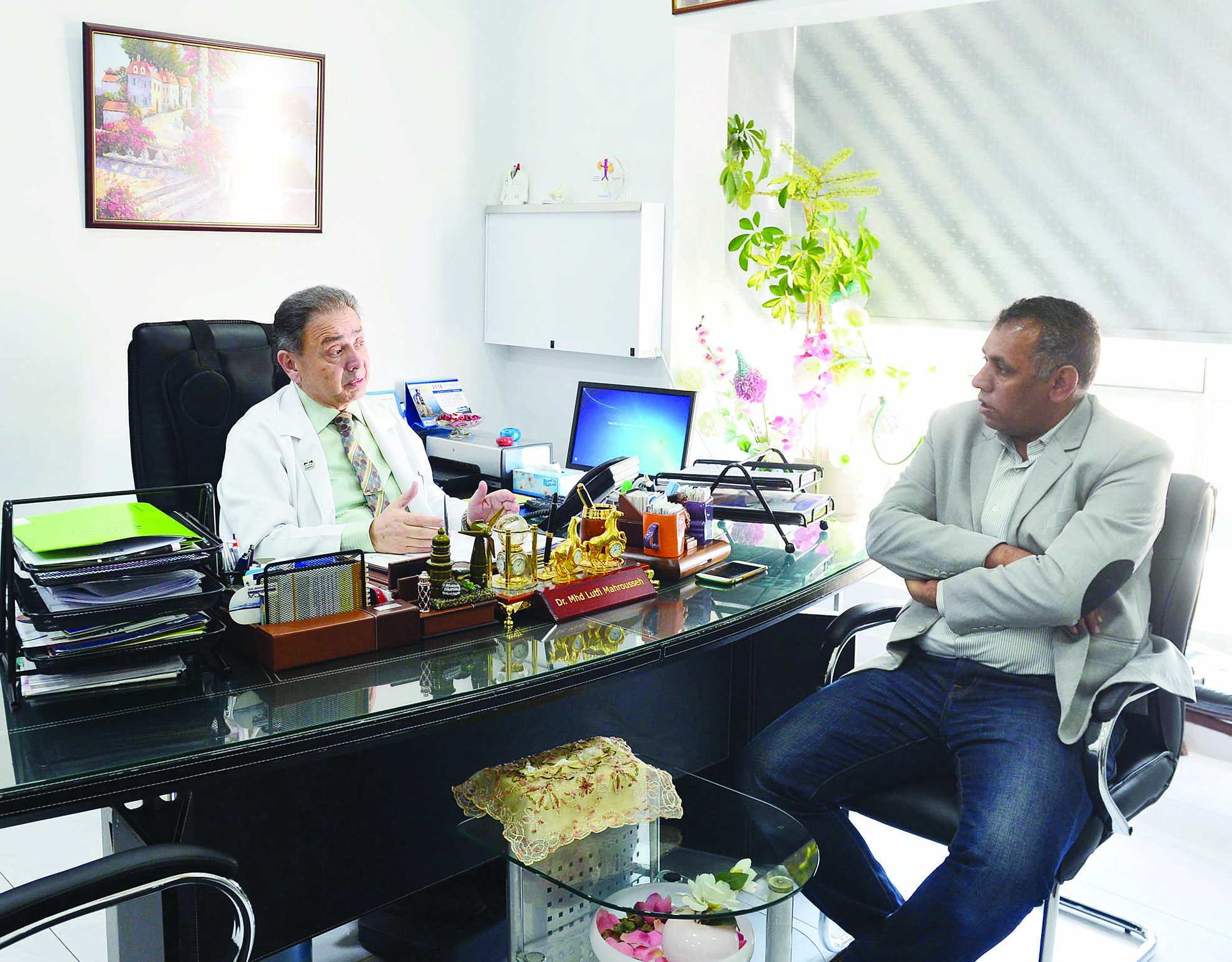 مهروسة يتحدث للزميل عمرالعلاس		 (تصوير اسعد عبدالله )