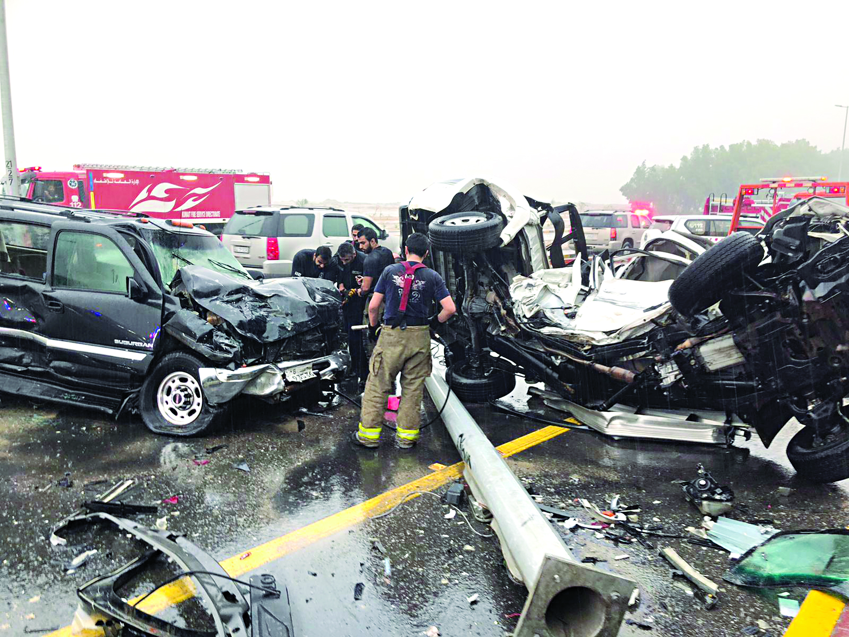 سيارتا المحشورين بفعل الاصطدام 