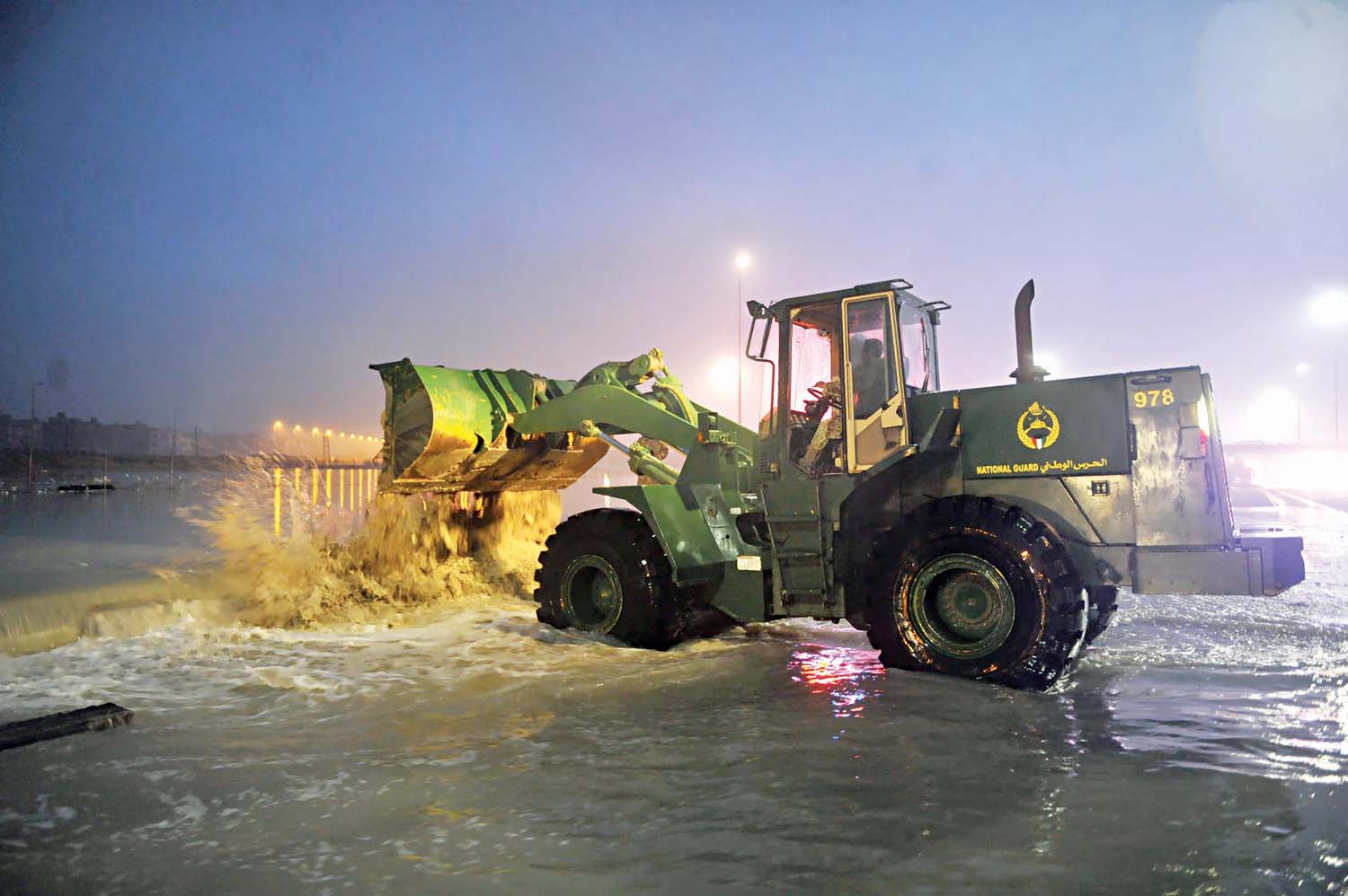 جرافة للحرس الوطني تساهم في فتح الطريق