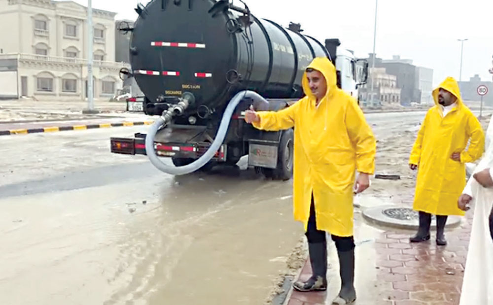 ... ويوجه العمال في الميدان