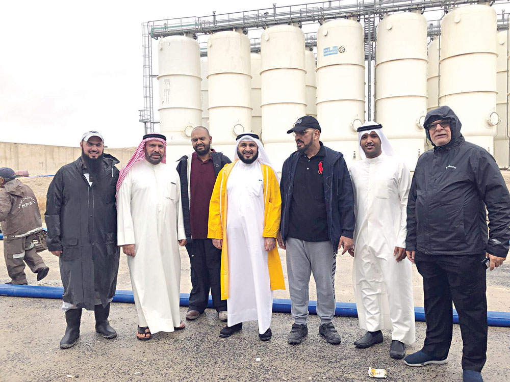 الخزي والغانم خلال تفقدهما محطة ضخ العارضية 