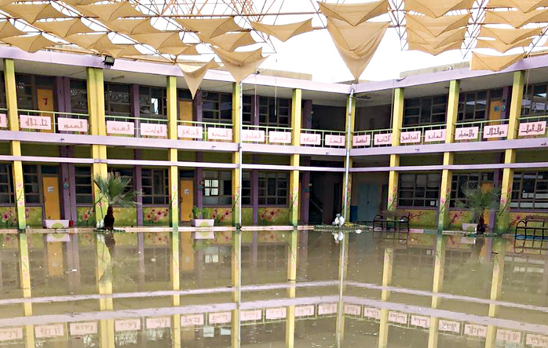 ساحة العلم... بحيرة