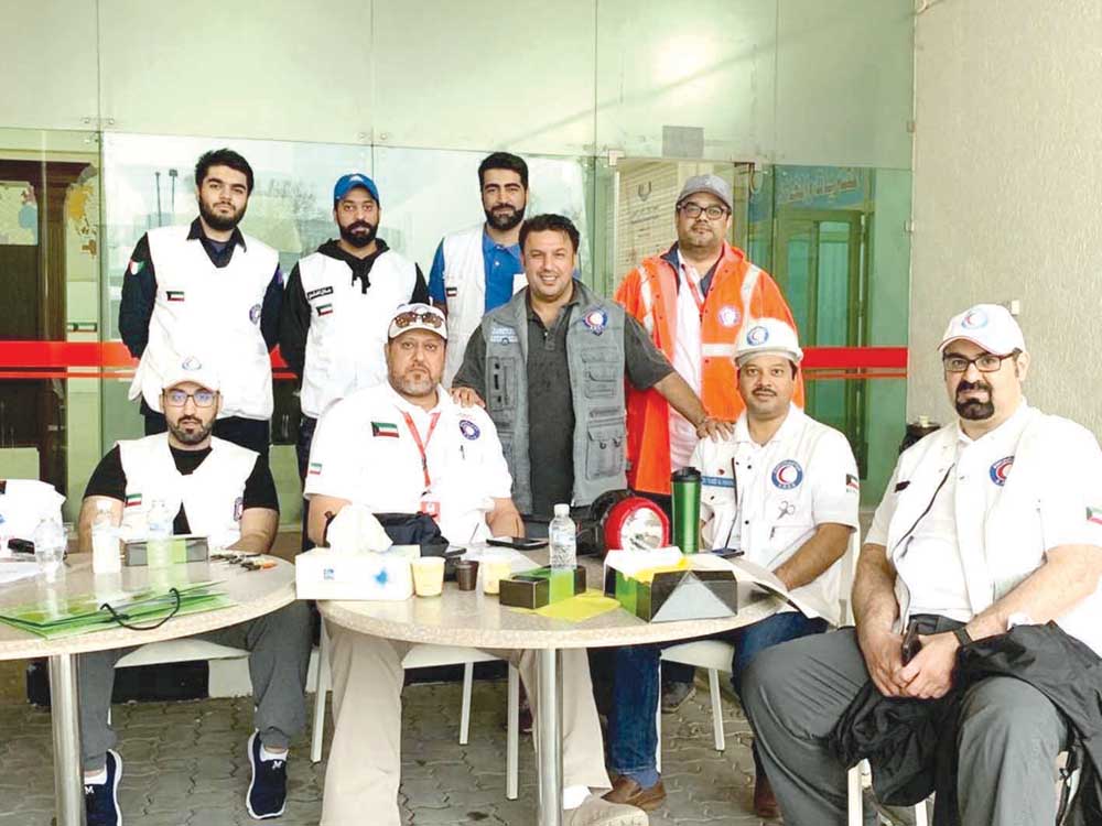 فريق من المتطوعين المشاركين في تقديم المساعدات