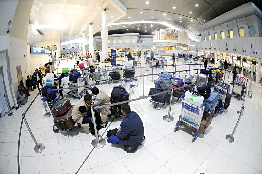 ... وبعضهم افترش صالة المغادرين	    (تصوير بسام زيدان)