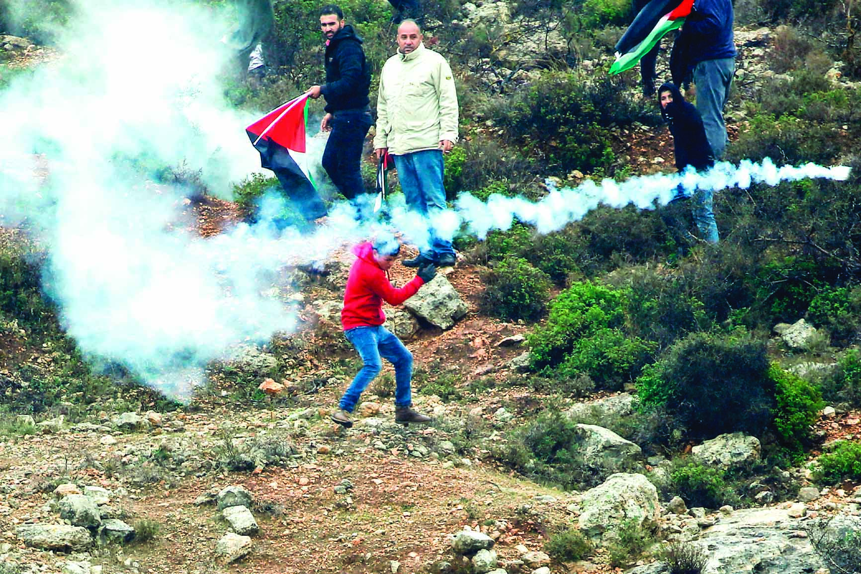 u0641u0644u0633u0637u064au0646u064au0648u0646 u064au062au0639u0631u0636u0648u0646 u0644u0642u0646u0627u0628u0644 u063au0627u0632 u0625u0633u0631u0627u0626u064au0644u064au0629 u062eu0644u0627u0644 u062au0638u0627u0647u0631u0629 u0636u062f u0627u0644u0627u0633u062au064au0637u0627u0646 u0641u064a u0642u0631u064au0629 u0631u0623u0633 u0643u0631u0643u0631 u0641u064a u0627u0644u0636u0641u0629t (u0623 u0641 u0628) 