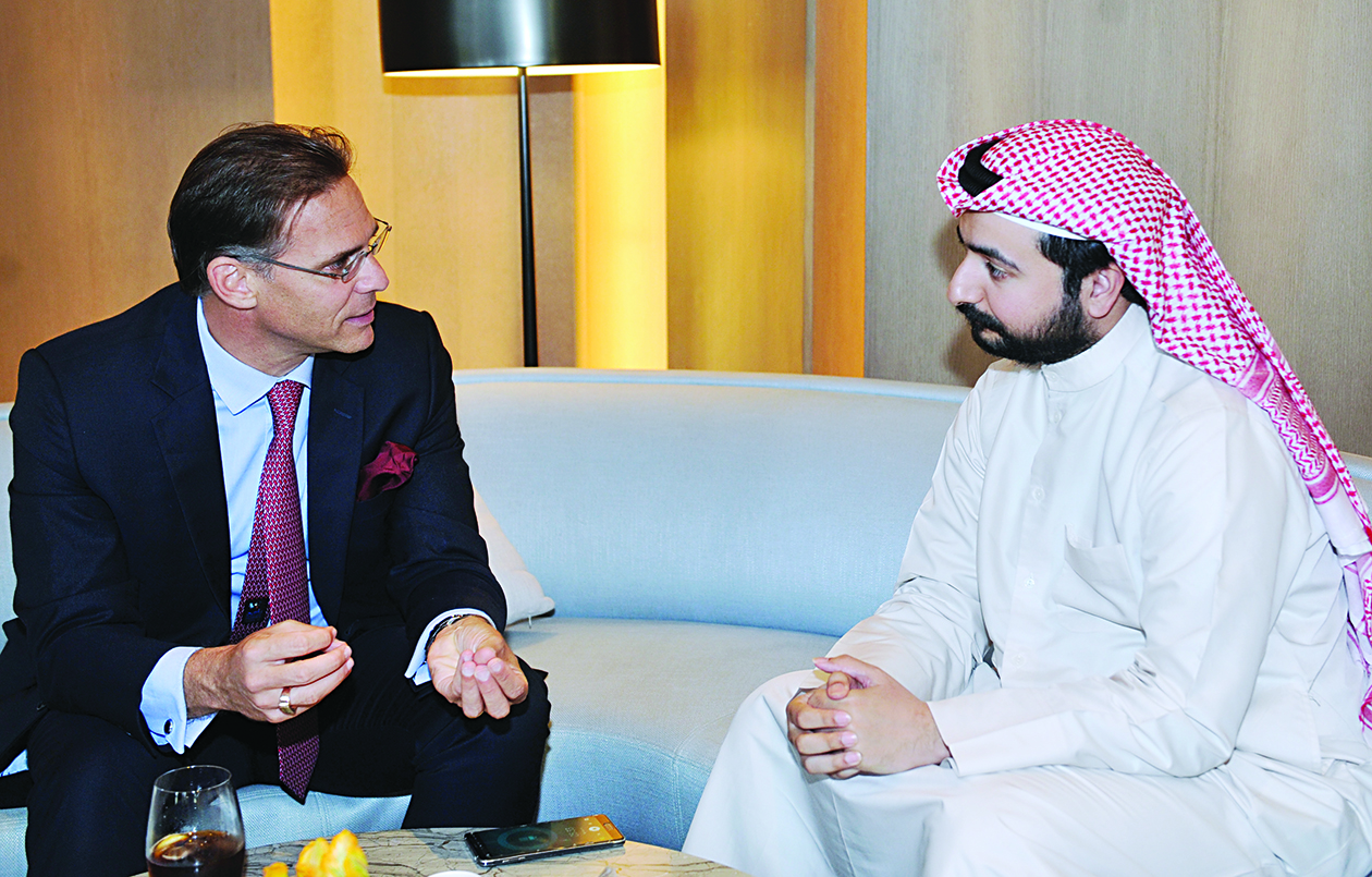 شميدت متحدّثاً للزميل علي الفضلي         	 (تصوير سعد هنداوي)