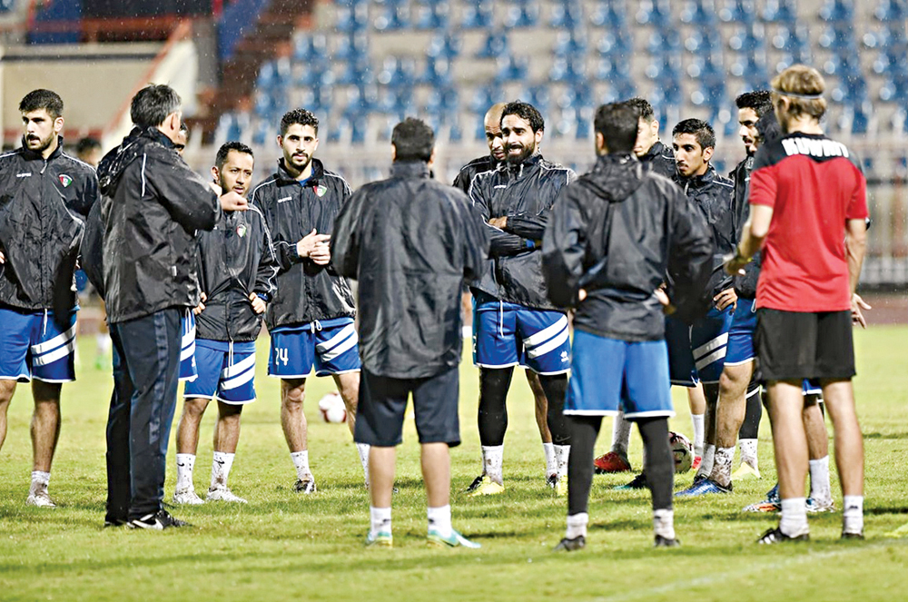 u0644u0627u0639u0628u0648 u00abu0627u0644u0623u0632u0631u0642u00bb u064au0633u062au0645u0639u0648u0646 u0625u0644u0649 u062au0639u0644u064au0645u0627u062a u064au0648u0632u0627u0643 